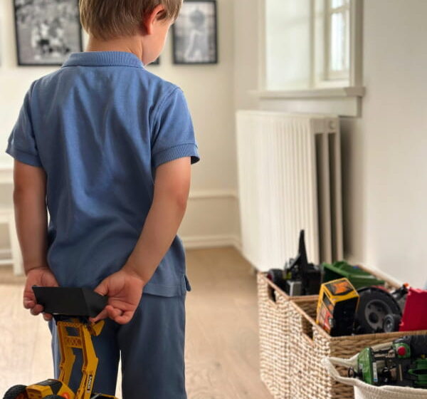 Cómo hacer que mi hijo pequeño colabore en casa.